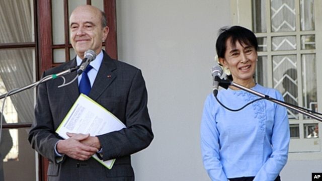 French Foreign Minister Alain Juppe and Burmese pro-democracy leader Aung San Suu Kyi attend a press conference after their meeting at her lake side residence in Rangoon, Burma, January 15, 2012.