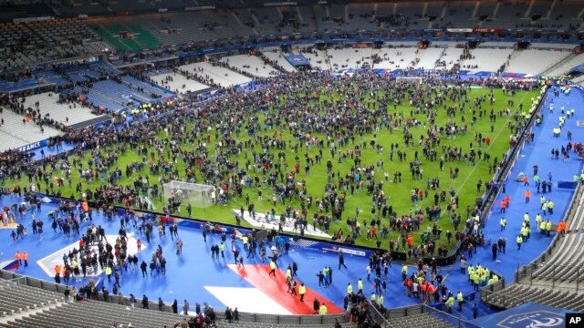 Khán giả đổ xô vào sân vận động Stade de France sau một vụ nổ gần đó, ngày 13/11/2015. 