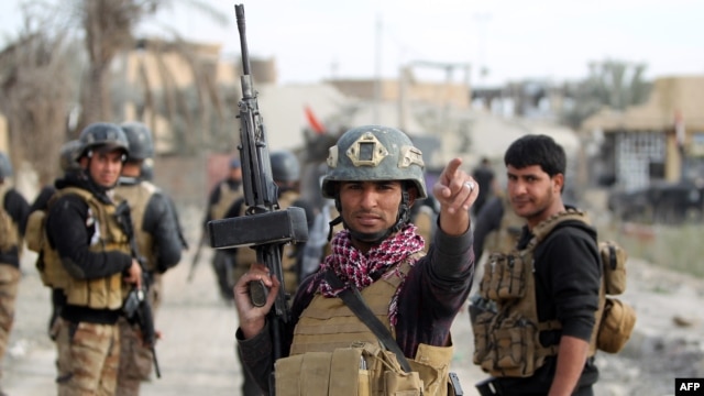 Members of Iraq's elite counter-terrorism service secure the central Ramadi’s Hoz neighborhood after Islamic State jihadists abandon their last stronghold in the Anbar province capital, Dec. 27, 2015.