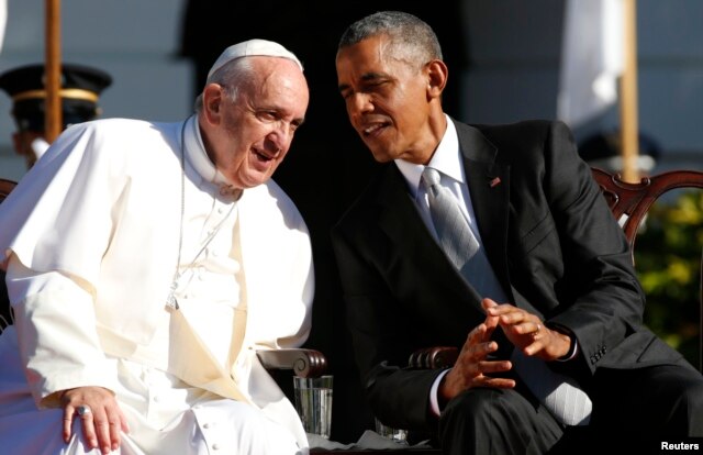 U.S. President Barack Obama, right, sits with Pope Francis during an arrival ceremony for the pope at the White House in Washington, Sept. 23, 2015.