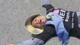 Yorm Bopha's mother lied down on the street on Wednesday morning March 27, 2013 to protest for the release of her jailed daughter.