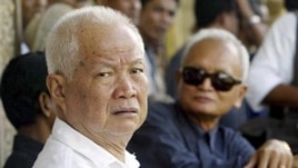 Cựu quốc trưởng Khieu Samphan, 81 tuổi, cũng được đưa vào bệnh viện vì mệt lả và khó thở.