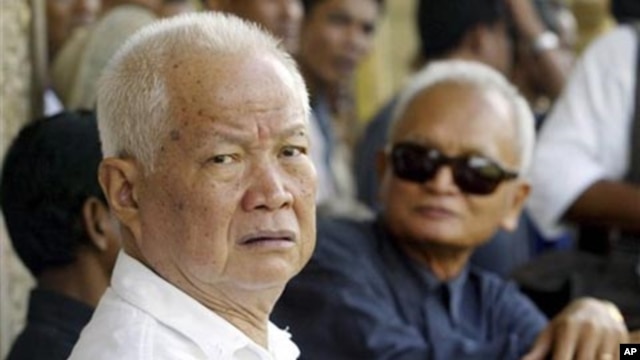 Cựu quốc trưởng Khieu Samphan, 81 tuổi, cũng được đưa vào bệnh viện vì mệt lả và khó thở.