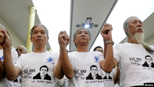 Bạn bè và người ủng hộ mặc áo in hình luật sư Lê Quốc Quân trong cuộc cầu nguyện tại nhà thờ Thái Hà ở Hà Nội, ngày 29/9/2013. 