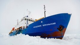 Nje anije ruse e bllokuar në Antarktidë
