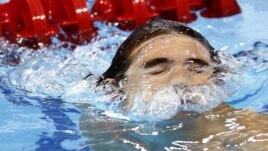 El nadador estadounidense Michael Phelps reacciona luego de clasificarse en último lugar de los 400 metros combinado indivivual, cuya final se disputa esta tarde.