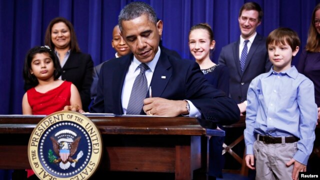 Predsednik Barak Obama potpisuje izvršne uredbe u pogledu kontrole oružja