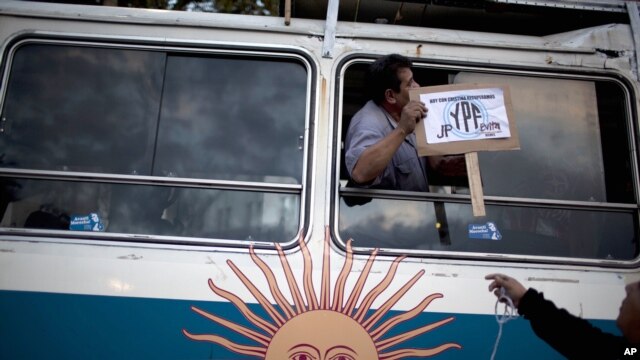 Un hombre muestra una bandera argentina a favor de la expropiación de YPF-Repsol.