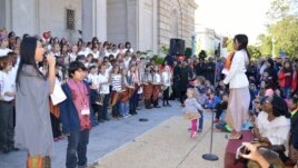Tricia Sumarijanto (kanan) memimpin 200 siswa SD Amerika bermain angklung di Freer & Sackler Smithsonian Washington DC, Minggu 5/10 (foto: VOA/Eva).