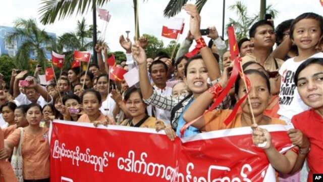 ျမန္မာ့ဒီမိုကေရစီေခါင္းေဆာင္ ေဒၚေအာင္ဆန္းစုၾကည္ရဲ႕ ဥေရာပအျပန္ ခရီးကို ႀကိဳဆိုခဲ့ၾကတဲ့ ရန္ကုန္ၿမိဳ႕က ျပည္သူတခ်ိဳ႕။ (ဇြန္လ ၃၀၊ ၂၀၁၂)