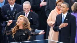 El presidente Barack Obama y el senador Charles Schumer disfrutan de la interpretación del himno nacional a Beyoncé. 
