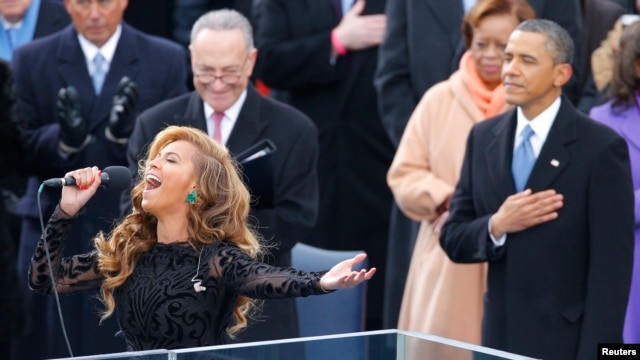 El presidente Barack Obama y el senador Charles Schumer disfrutan de la interpretación del himno nacional a Beyoncé. 
