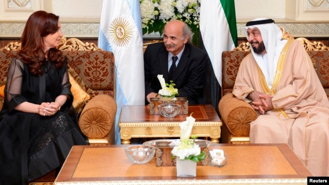 El presidente de los Emiratos Árabes Unidos, Sheikh Khalifa bin Zayed bin Sultan Al Nahyan habla con la presidenta Cristina Fernández, a su llegada a Abu Dhabi.
