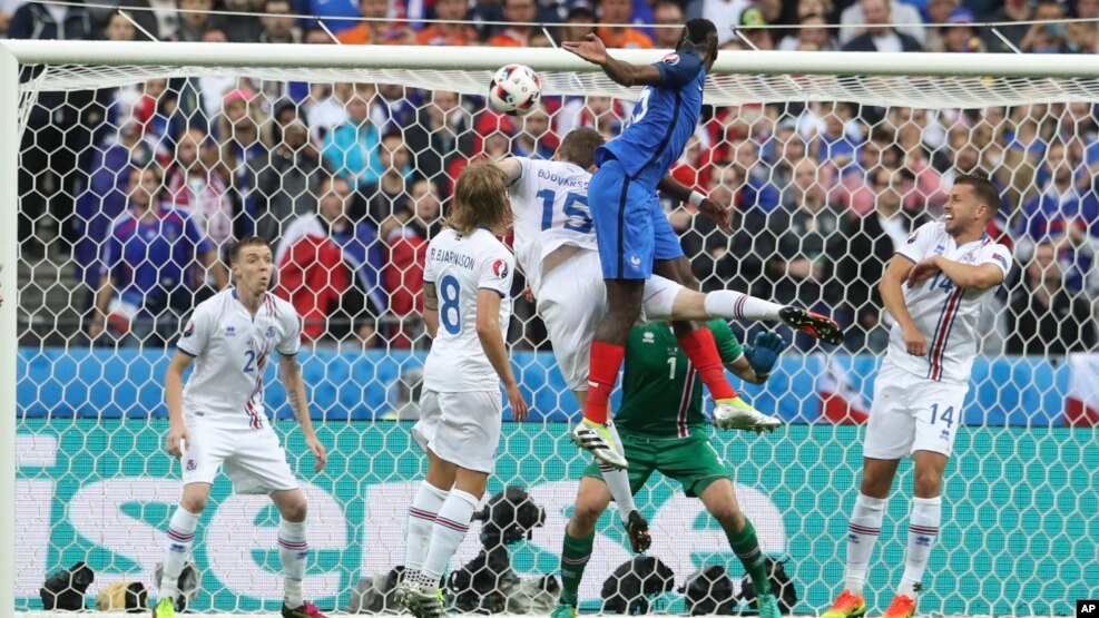 ျပင္သစ္ Paul Pogba ေခါင္းတုိက္သြင္းစဥ္။ (ဇူလိုင္ ၃၊ ၂၀၁၆)