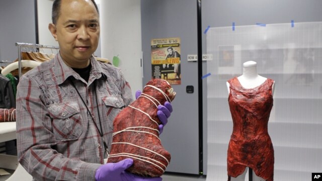El vestido de carne que usó Lady Gaga, causó gran controversia entre los defensores de los animales. 