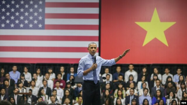 Tổng thống Obama nói chuyện với các thành viên của Sáng kiến Lãnh đạo Trẻ Đông Nam Á (YSEALI) tại TPHCM, ngày 25/5/2016.