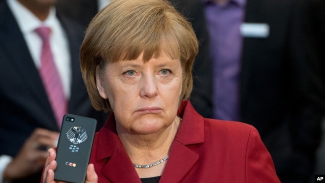 Kanselir Jerman Angela Merkel memperlihatkan ponsel anti sadap di pameran teknologi CeBIT di Hannover. (Foto: Dok)