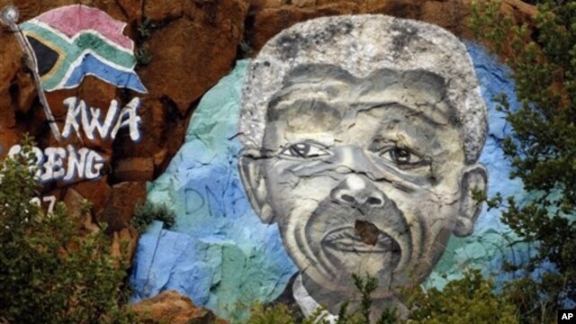Mural depicting former South African President Nelson Mandela in Soweto, Dec. 12, 2012. 
