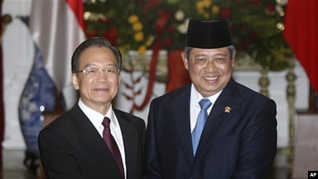 Chinese Premier Wen Jiabao hakes hands with Indonesian President Susilo Bambang Yudhoyono prior to their meeting at Merdeka Palace in Jakarta, Indonesia, April 29, 2011
