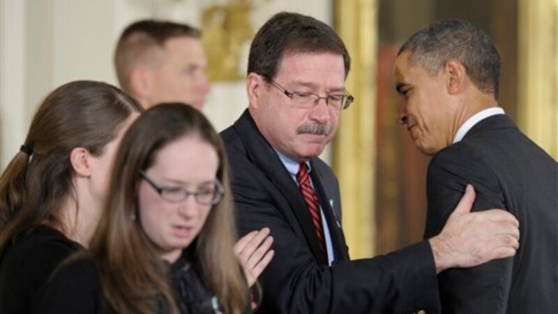 Президент Обама наградил медалями погибших в Ньютауне учителей