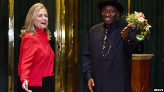 Sakatariyar harkokin wajen Amurka, Hillary Clinton, tana ganawa da shugaba Goodluck Jonathan na Najeriya a fadar shugaban a Abuja, alhamis, 9 Agusta 2012.