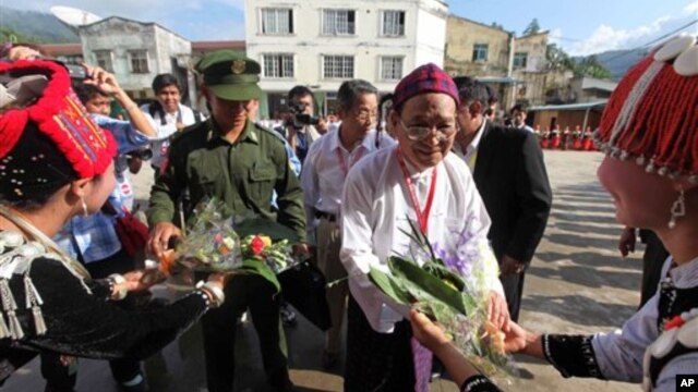 ကခ်င္လြတ္ေျမာက္ေရးအဖြဲ႔ KIO ဥကၠ႒ ေဇာင္းဟရားကို ႀကိဳဆိုႏႈတ္ဆက္ၾကစဥ္။