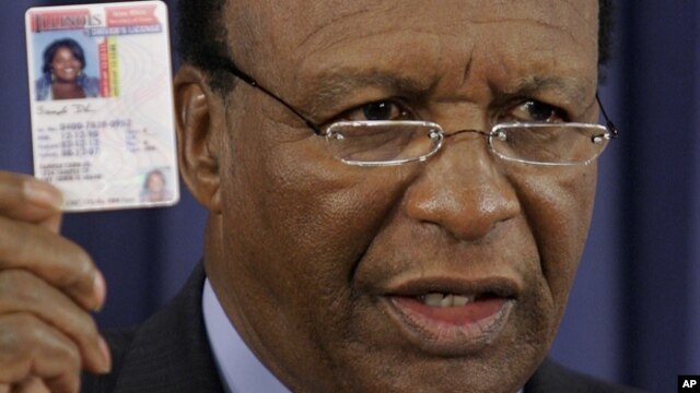 El secretario de Estado de Illinois, Jesse White, muestra una licencia de conducción regular.