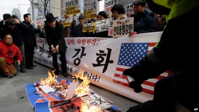 Người biểu tình ở Nam Triều Tiên đốt cơ Bắc Triều Tiên và ảnh của nghi can tấn công Đại sứ Mỹ trong cuộc biểu tình lên án vụ tấn công, 5/3/15