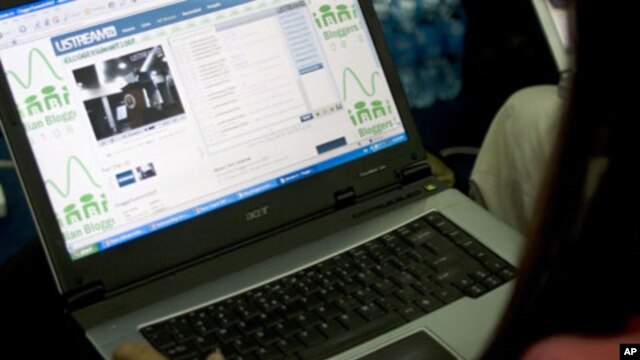 Chak Sopheap, a Cambodian Web log user, or blogger, surfs her blog during the Cambodian Bloggers Summit in Phnom Penh. 