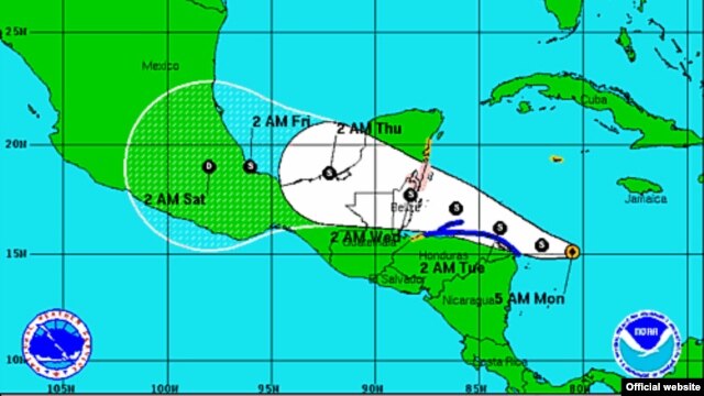 Ruta proyectada para la tormenta tropical Ernesto, de acuerdo a la ilustración de la Administración Nacional para el Océano y la Atmósfera, NOAA, de Estados Unidos.