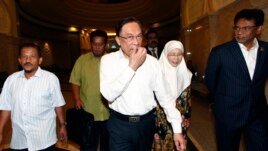 မေလးရွားအတုိက္အခံေခါင္းေဆာင္ Anwar Ibrahim Putrajaya တရားရံုးကို ေရာက္ရွိလာစဥ္။( March 7, 2014)