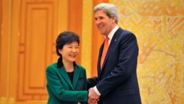 Tổng thống Nam Triều Tiên Park Geun-Hye (trái) và Ngoại trưởng Hoa Kỳ John Kerry 