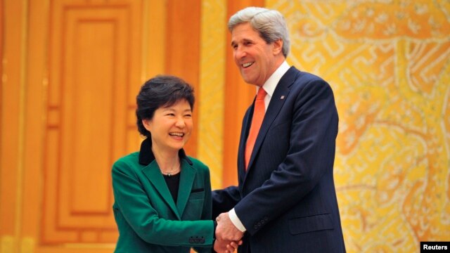 Tổng thống Nam Triều Tiên Park Geun-Hye (trái) và Ngoại trưởng Hoa Kỳ John Kerry 