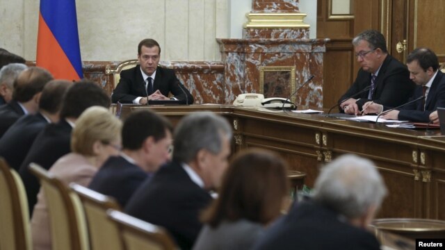 Thủ tướng Nga Dmitry Medvedev tại một cuộc họp của chính phủ ở Moscow, Nga, ngày 26/11/2015. Ông Medvedev đã ra lệnh điều chỉnh các nỗ lực bao gồm đóng băng một số dự án đầu tư chung với Thổ Nhĩ Kỳ.