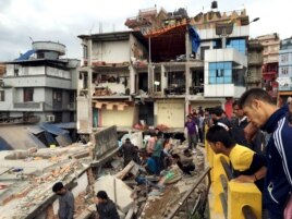 Cư dân xem xét thiệt hại sau trận động đất ở Kathmandu, Nepal, ngày 25/4/2015.