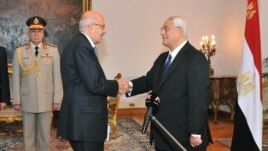 ႏိုဘဲလ္ၿငိမ္းခ်မ္းေရးဆုရွင္ Elbaradei (၀ဲ) ၾကားျဖတ္အစိုးရသမၼတ Mansour တို႔ လက္ဆြဲႏႈတ္ဆက္ေနပံု။ (ဇူလိုင္၊ ၂၀၁၃)