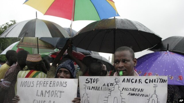 Watu wakiandamana katika mji wa Bamako kupinga makundi ya kiislamu yenye msimamo mkali kuchukua udhibiti wa kaskazini.