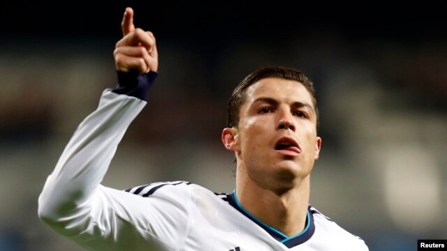 Pemain Real Madrid Cristiano Ronaldo dalam pertandingan melawan Sevilla di Madrid (9/2). (Reuters/Sergio Perez) 