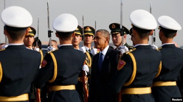 11月10日，美国总统奥巴马抵达中国时检阅仪仗队。