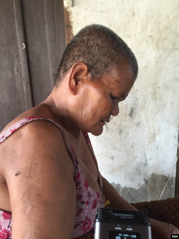 Ek Tap, 64, mother of Oeuth Ang, the suspect who is accused of killing political analysis, Kem Ley, talked to VOA khmer last week in her daughter home in Siem Reap city, Krabei Riel commune. (Phorn Bopha/ VOA)
