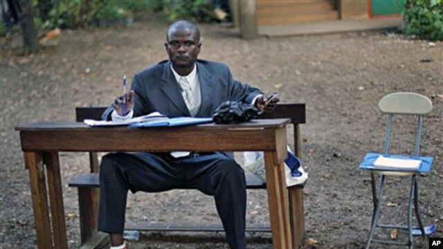 A Guinean election observer waits for votes to be counted at the closing of polls at a polling station in Conakry, 07 Nov 2010