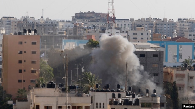 Khói bốc lên từ một vụ không kích của Israel vào một căn nhà ở thành phố Gaza, ngày 17/7/2014.