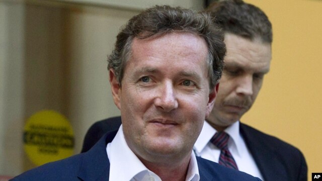 Pembawa acara stasiun televisi CNN Piers Morgan, yang menyerang tamunya, aktivis pro-senjata, dengan perkataan seperti "idiot" dan "bodoh." (AP/Jae C. Hong)
