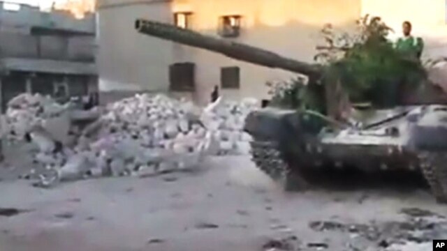 Hình ảnh từ đoạn video nghiệp dư cho thấy xe tăng của lực lượng chính phủ Syria tại Aleppo, Syria, 24/7/2012