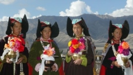 Ladakhi women, wearing 'perak', or traditional headgear, wait towelcome the Tibetan spiritual leader Dalai Lama outside a Buddhisttemple near Leh, capital of the Ladakh region in the troubled northernIndian state of Jammu and Kashmir August 23, 2002.(file