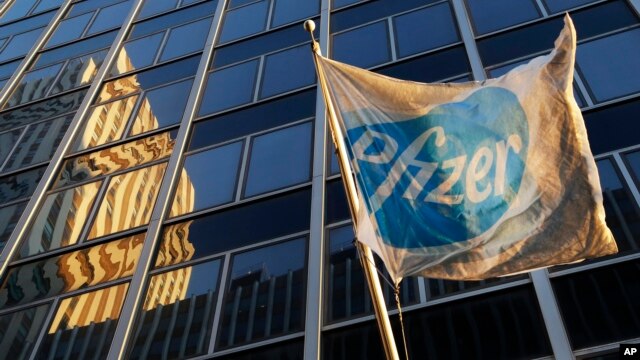 Cờ của hãng dược Pfizer được treo trước trụ sở chính ở New York.