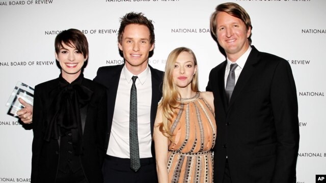 Các diễn viên trong phim Les Miserables: Anne Hathaway, Eddie Redmayne, Amanda Seyfried và đạo diễn Tom Hooper.