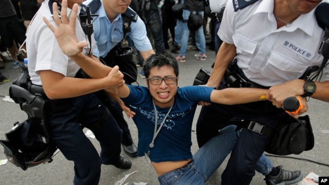 Cảnh sát lôi người biểu tình ra khỏi khuôn viên trụ sở củatrưởng quan hành chánh Lương Chấn Anh ở Hong Kong, ngày 3/10/2014.