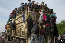 Caravana de migrantes centroamericanos marcha a través de México.