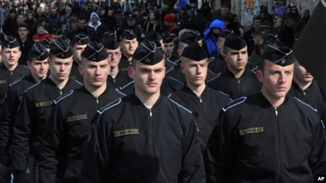 Pasukan Keamanan Kosovo berbaris dalam parade militer di ibukota Pristina untuk memperingati ulang tahun kelima negara yang menyatakan kemerdekaanya dari Serbia (foto, 17/2/2013). 